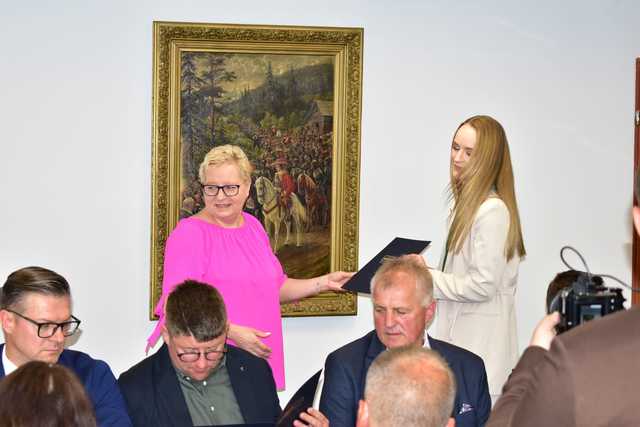 [FOTO] Pierwsza sesja Rady Gminy Stoszowice. Katarzyna Ruszkowska zaprzysiężona 