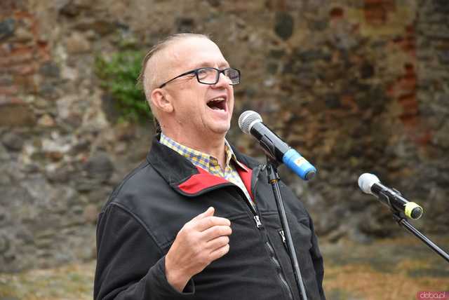 [WIDEO/FOTO] Szykowne stroje, pochód, tańce i swojskie jadło. Biesiada Historyczna na ząbkowickim Zamku