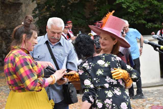 [WIDEO/FOTO] Szykowne stroje, pochód, tańce i swojskie jadło. Biesiada Historyczna na ząbkowickim Zamku