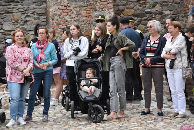 [WIDEO/FOTO] Szykowne stroje, pochód, tańce i swojskie jadło. Biesiada Historyczna na ząbkowickim Zamku
