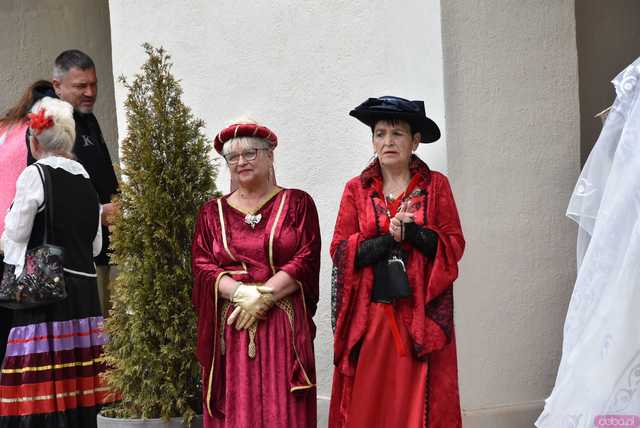 [WIDEO/FOTO] Szykowne stroje, pochód, tańce i swojskie jadło. Biesiada Historyczna na ząbkowickim Zamku