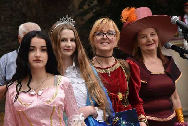 [WIDEO/FOTO] Szykowne stroje, pochód, tańce i swojskie jadło. Biesiada Historyczna na ząbkowickim Zamku