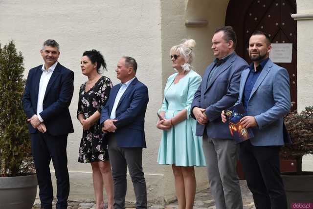 [WIDEO/FOTO] Szykowne stroje, pochód, tańce i swojskie jadło. Biesiada Historyczna na ząbkowickim Zamku