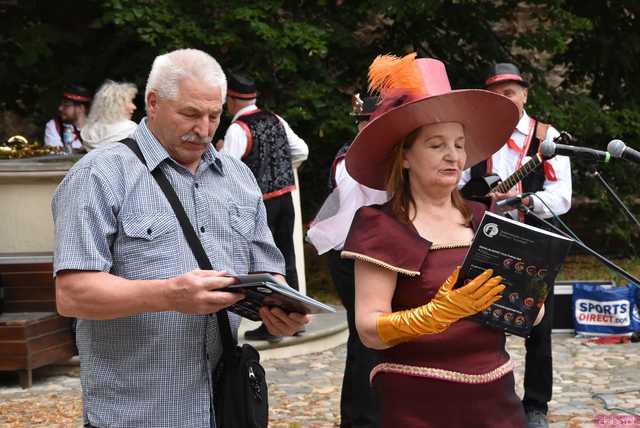 [WIDEO/FOTO] Szykowne stroje, pochód, tańce i swojskie jadło. Biesiada Historyczna na ząbkowickim Zamku