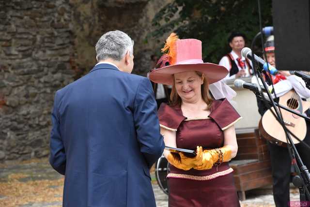 [WIDEO/FOTO] Szykowne stroje, pochód, tańce i swojskie jadło. Biesiada Historyczna na ząbkowickim Zamku