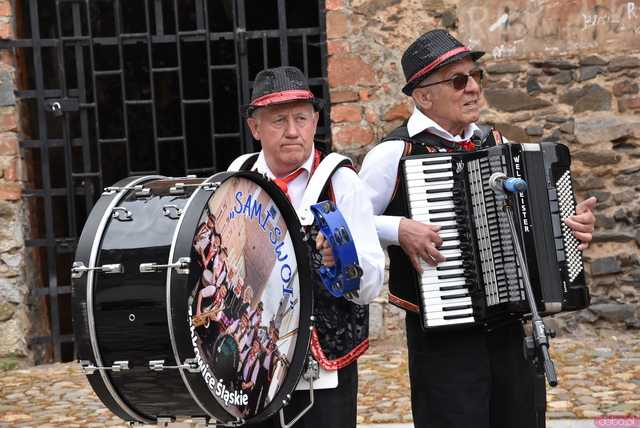 [WIDEO/FOTO] Szykowne stroje, pochód, tańce i swojskie jadło. Biesiada Historyczna na ząbkowickim Zamku