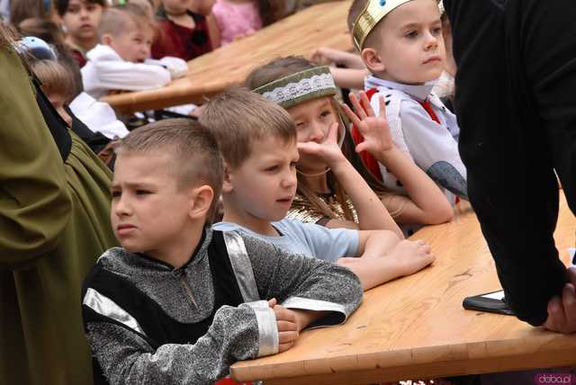 [WIDEO/FOTO] Szykowne stroje, pochód, tańce i swojskie jadło. Biesiada Historyczna na ząbkowickim Zamku