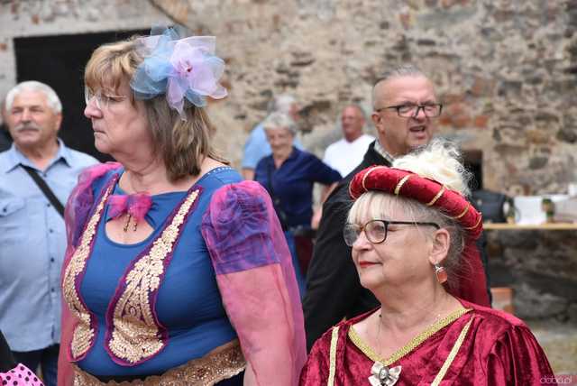 [WIDEO/FOTO] Szykowne stroje, pochód, tańce i swojskie jadło. Biesiada Historyczna na ząbkowickim Zamku