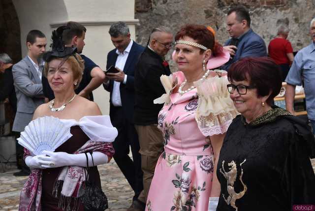 [WIDEO/FOTO] Szykowne stroje, pochód, tańce i swojskie jadło. Biesiada Historyczna na ząbkowickim Zamku