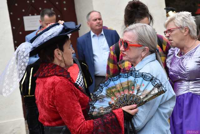 [WIDEO/FOTO] Szykowne stroje, pochód, tańce i swojskie jadło. Biesiada Historyczna na ząbkowickim Zamku