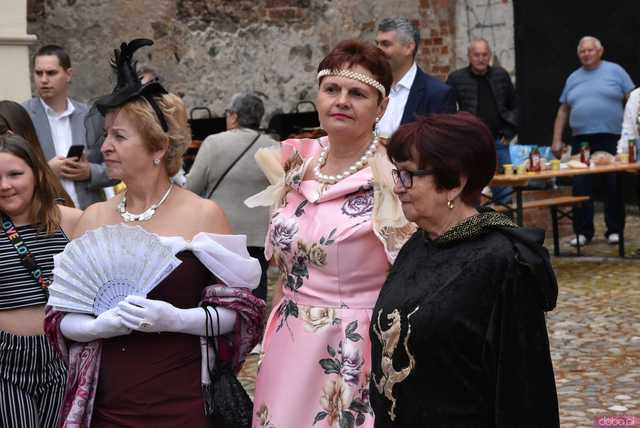 [WIDEO/FOTO] Szykowne stroje, pochód, tańce i swojskie jadło. Biesiada Historyczna na ząbkowickim Zamku