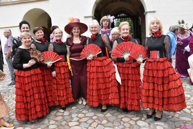 [WIDEO/FOTO] Szykowne stroje, pochód, tańce i swojskie jadło. Biesiada Historyczna na ząbkowickim Zamku