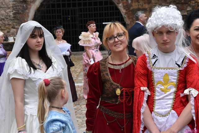 [WIDEO/FOTO] Szykowne stroje, pochód, tańce i swojskie jadło. Biesiada Historyczna na ząbkowickim Zamku