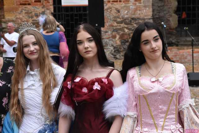 [WIDEO/FOTO] Szykowne stroje, pochód, tańce i swojskie jadło. Biesiada Historyczna na ząbkowickim Zamku