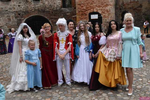 [WIDEO/FOTO] Szykowne stroje, pochód, tańce i swojskie jadło. Biesiada Historyczna na ząbkowickim Zamku