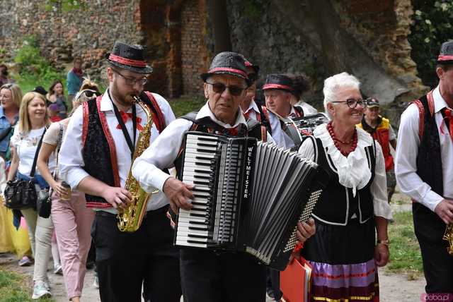 [WIDEO/FOTO] Szykowne stroje, pochód, tańce i swojskie jadło. Biesiada Historyczna na ząbkowickim Zamku