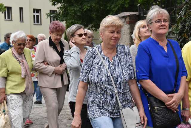 [WIDEO/FOTO] Szykowne stroje, pochód, tańce i swojskie jadło. Biesiada Historyczna na ząbkowickim Zamku