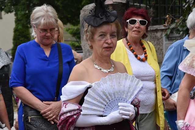 [WIDEO/FOTO] Szykowne stroje, pochód, tańce i swojskie jadło. Biesiada Historyczna na ząbkowickim Zamku