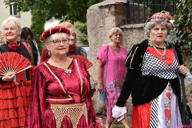 [WIDEO/FOTO] Szykowne stroje, pochód, tańce i swojskie jadło. Biesiada Historyczna na ząbkowickim Zamku