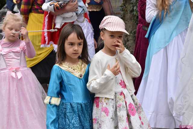 [WIDEO/FOTO] Szykowne stroje, pochód, tańce i swojskie jadło. Biesiada Historyczna na ząbkowickim Zamku
