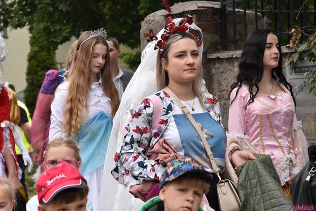 [WIDEO/FOTO] Szykowne stroje, pochód, tańce i swojskie jadło. Biesiada Historyczna na ząbkowickim Zamku