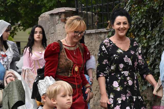 [WIDEO/FOTO] Szykowne stroje, pochód, tańce i swojskie jadło. Biesiada Historyczna na ząbkowickim Zamku