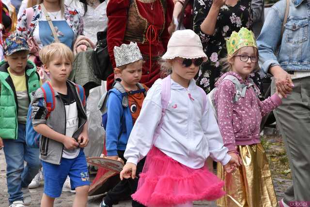 [WIDEO/FOTO] Szykowne stroje, pochód, tańce i swojskie jadło. Biesiada Historyczna na ząbkowickim Zamku
