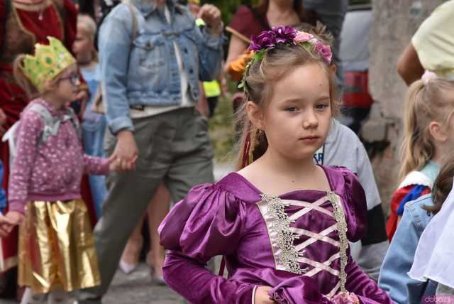 [WIDEO/FOTO] Szykowne stroje, pochód, tańce i swojskie jadło. Biesiada Historyczna na ząbkowickim Zamku