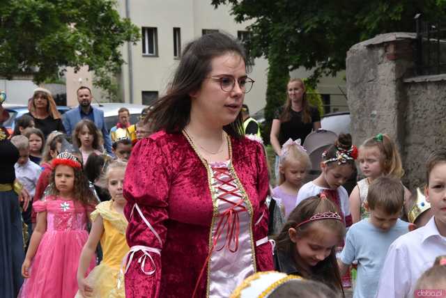 [WIDEO/FOTO] Szykowne stroje, pochód, tańce i swojskie jadło. Biesiada Historyczna na ząbkowickim Zamku