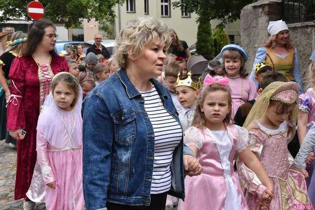 [WIDEO/FOTO] Szykowne stroje, pochód, tańce i swojskie jadło. Biesiada Historyczna na ząbkowickim Zamku