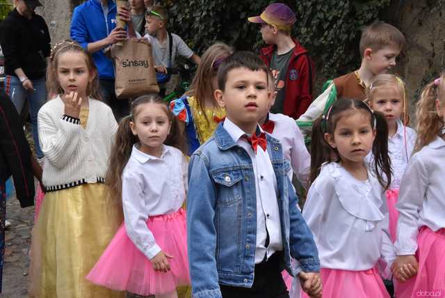 [WIDEO/FOTO] Szykowne stroje, pochód, tańce i swojskie jadło. Biesiada Historyczna na ząbkowickim Zamku