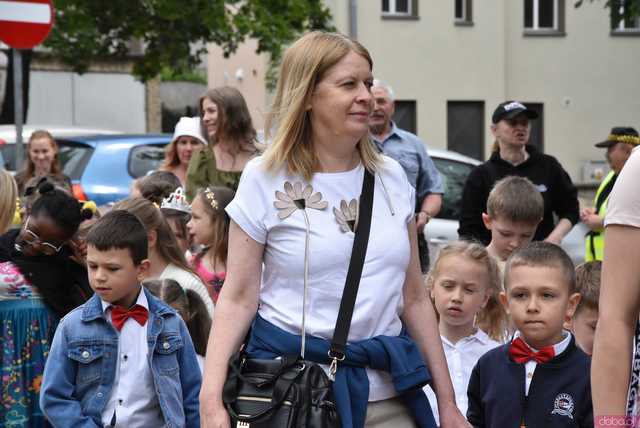 [WIDEO/FOTO] Szykowne stroje, pochód, tańce i swojskie jadło. Biesiada Historyczna na ząbkowickim Zamku