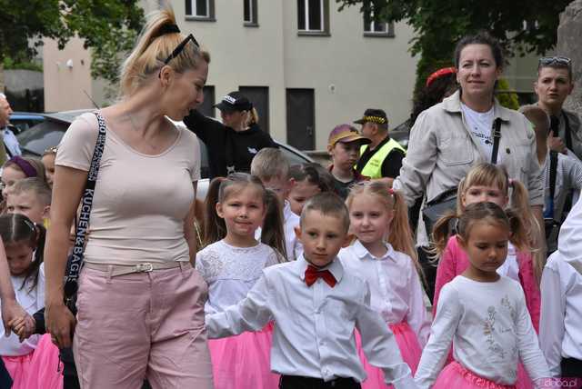 [WIDEO/FOTO] Szykowne stroje, pochód, tańce i swojskie jadło. Biesiada Historyczna na ząbkowickim Zamku