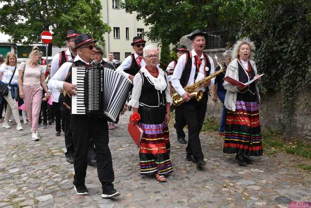 [WIDEO/FOTO] Szykowne stroje, pochód, tańce i swojskie jadło. Biesiada Historyczna na ząbkowickim Zamku