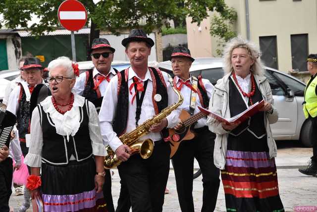 [WIDEO/FOTO] Szykowne stroje, pochód, tańce i swojskie jadło. Biesiada Historyczna na ząbkowickim Zamku