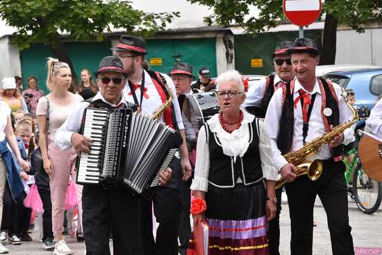 [WIDEO/FOTO] Szykowne stroje, pochód, tańce i swojskie jadło. Biesiada Historyczna na ząbkowickim Zamku