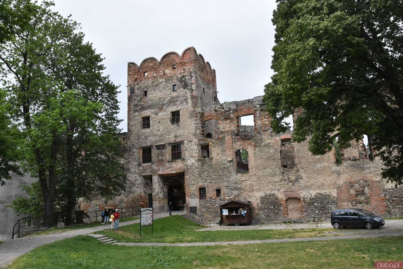 [WIDEO/FOTO] Szykowne stroje, pochód, tańce i swojskie jadło. Biesiada Historyczna na ząbkowickim Zamku