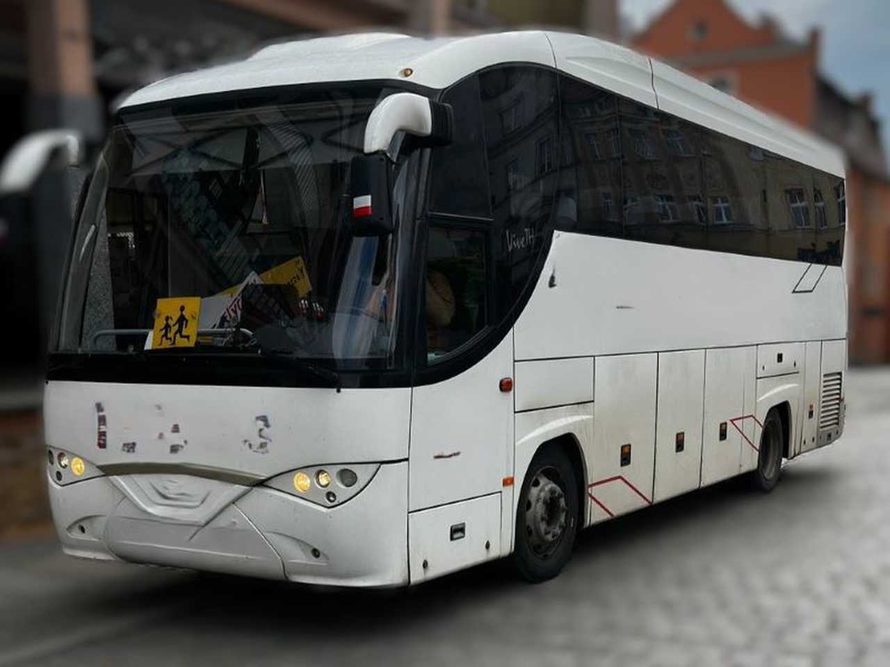 Kolejne dwa autokary, mające wieźć uczniów na wycieczki, w złym stanie technicznym