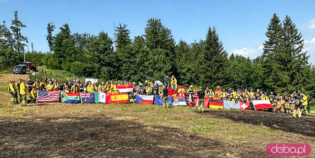 Strażacy z Europy, Meksyku czy Australii szkolili się w gminie Bardo z gaszenia pożaru lasu w górzystym terenie 