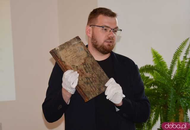 Tajemnice pracy archiwisty, nieznane zakamarki Archiwum Państwowego w Kamieńcu Ząbkowickim