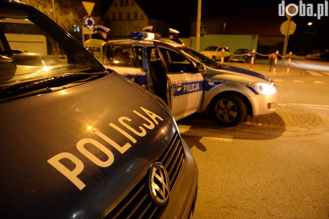 W środku nocy jechał zygzakiem, włączał i wyłączał światła, łapał pobocze. Zareagował inny kierowca
