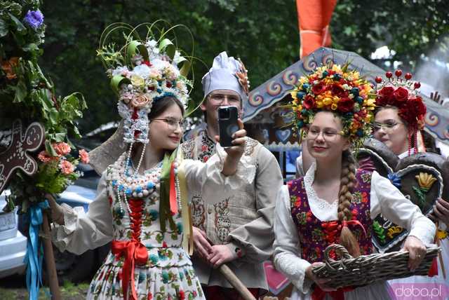 [WIDEO/FOTO] Parada świętojańsko-piernikowa rozpoczęła tegoroczne Dni Barda