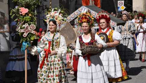 [WIDEO/FOTO] Parada świętojańsko-piernikowa rozpoczęła tegoroczne Dni Barda