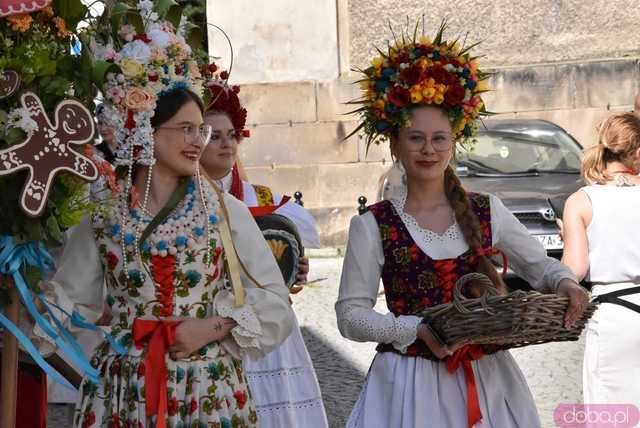 [WIDEO/FOTO] Parada świętojańsko-piernikowa rozpoczęła tegoroczne Dni Barda