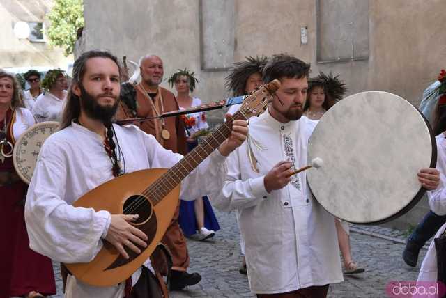 [WIDEO/FOTO] Parada świętojańsko-piernikowa rozpoczęła tegoroczne Dni Barda