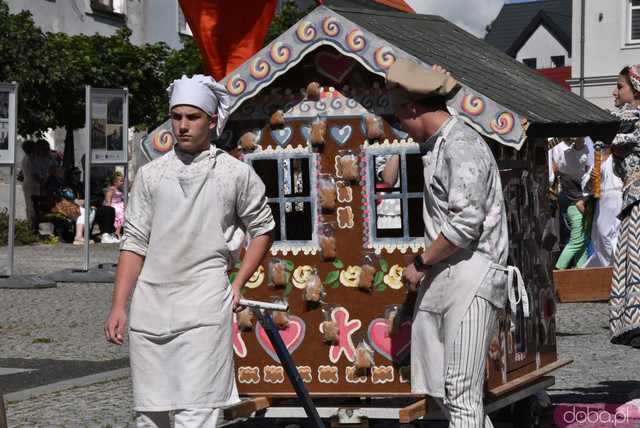 [WIDEO/FOTO] Parada świętojańsko-piernikowa rozpoczęła tegoroczne Dni Barda