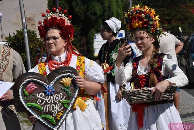 [WIDEO/FOTO] Parada świętojańsko-piernikowa rozpoczęła tegoroczne Dni Barda