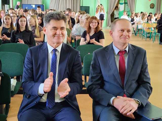 Najlepsi uczniowie szkół ponadpodstawowych nagrodzeni przez Zarząd Powiatu Ząbkowickiego 