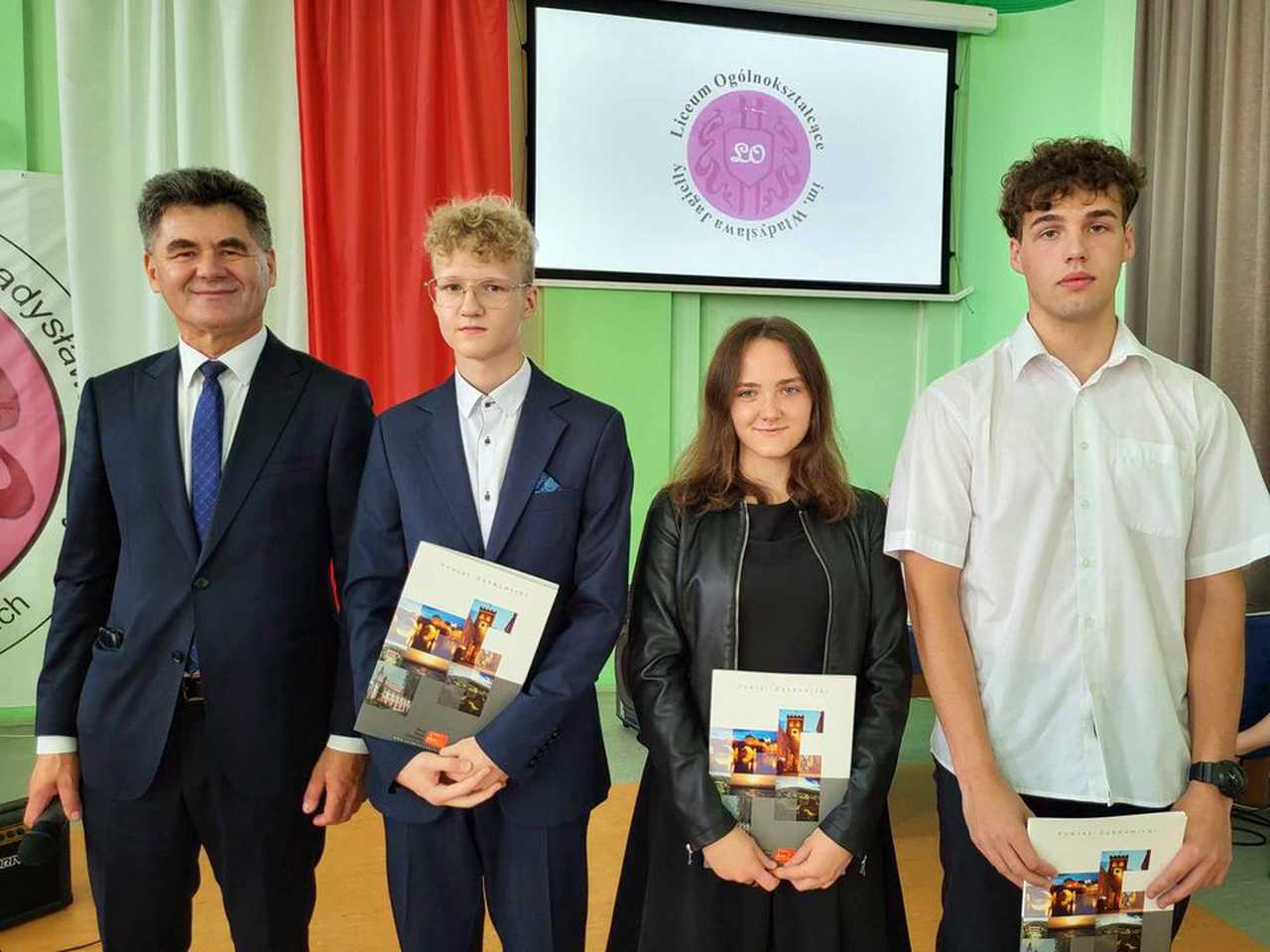 Najlepsi uczniowie szkół ponadpodstawowych nagrodzeni przez Zarząd Powiatu Ząbkowickiego 