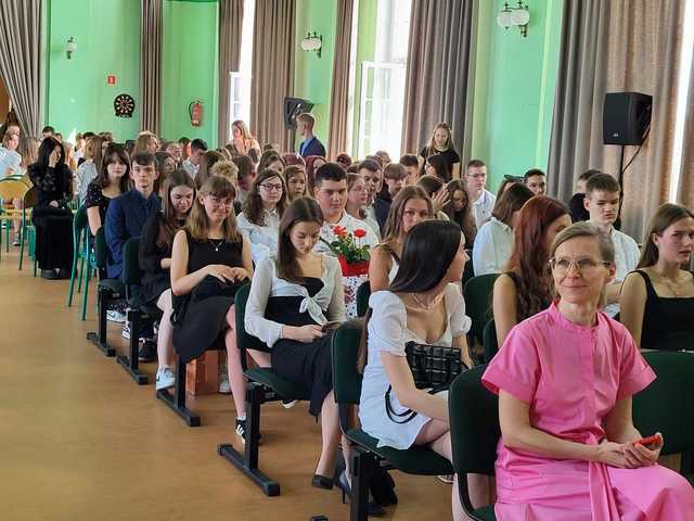 Najlepsi uczniowie szkół ponadpodstawowych nagrodzeni przez Zarząd Powiatu Ząbkowickiego 